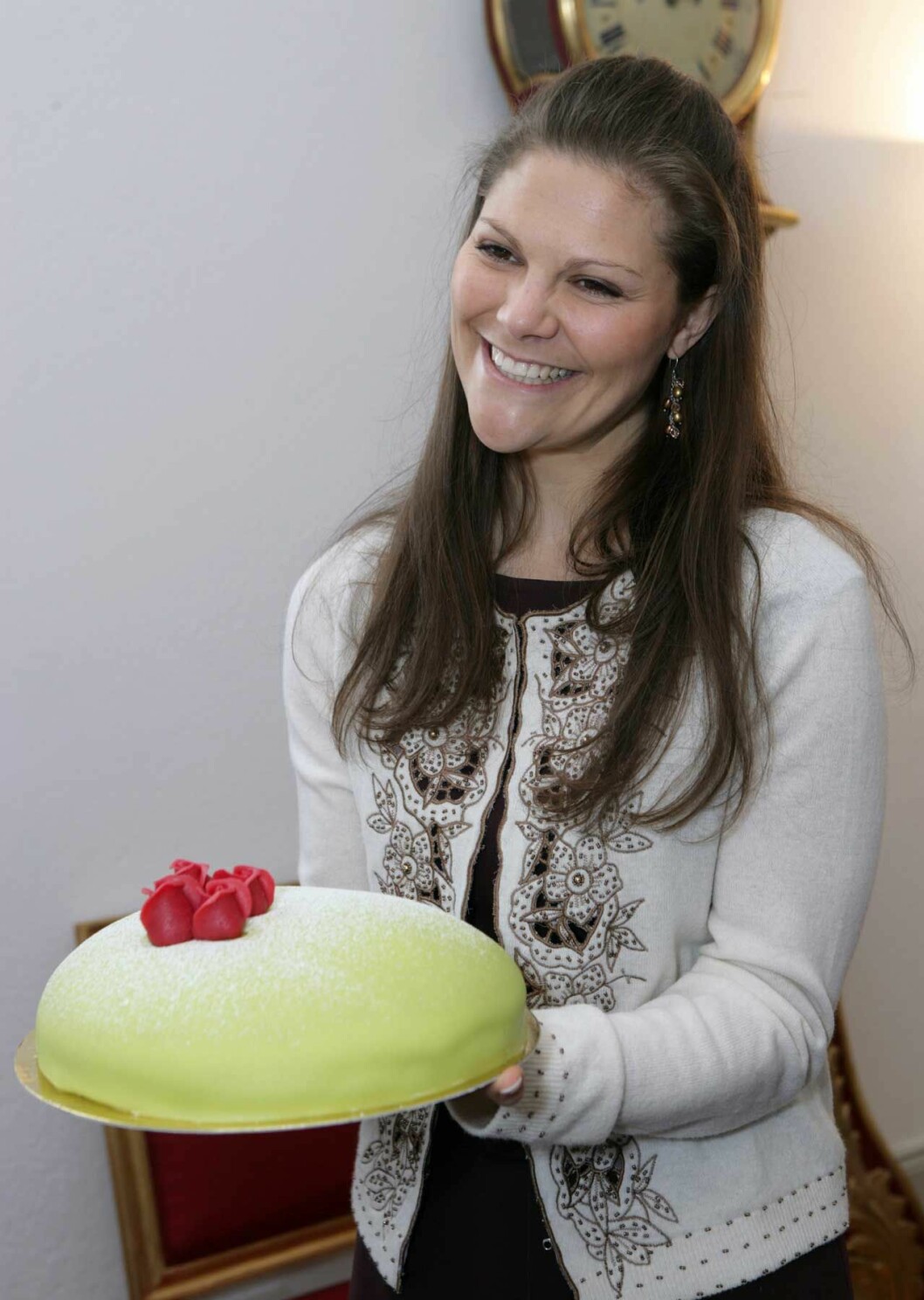 Vad ska man fira Victoria med om inte prinsesstårta? Just denna serverades 2006. Kronprinsessan Victoria med en prinsesstårta under namnsdagsfirandet på Stockholms slott 12 mars 2006.
