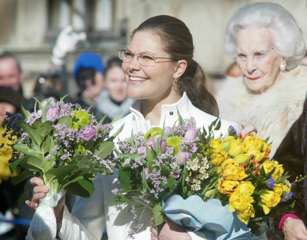 2004 var även prinsessan Lilian med. Kronprinsessan Victorias namnsdagsfirande den 12 mars 2004. Prinsessan Lilian syns i bakgrunden.