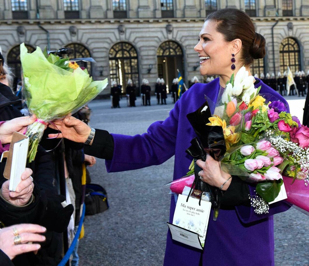 Det är tulpantider, och det brukar bli ett blomsterberg till slut! Kronprinsessan Victoria under namnsdagsfirandet på Kungliga slottet.