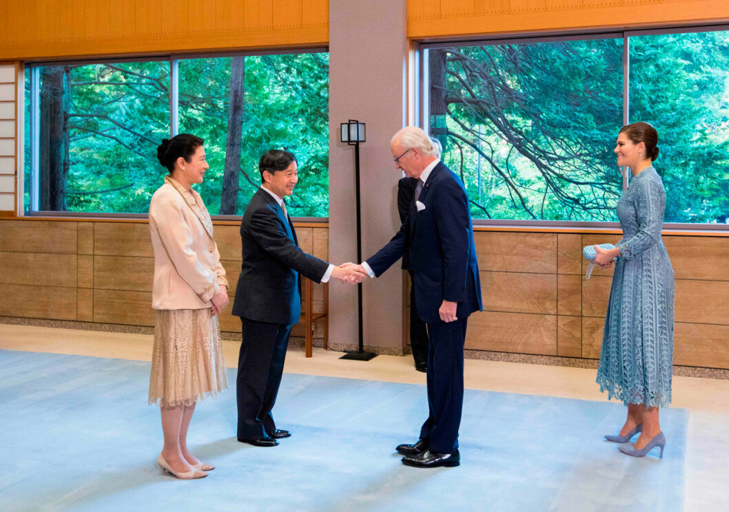 En färsk statschef – och en mycket rutinerad. Kungen har ju axlat detta i hela 46 år. Kungen och kronprinsessan Victoria hemma hos Japans kejsare i Akasaka-palatset.
