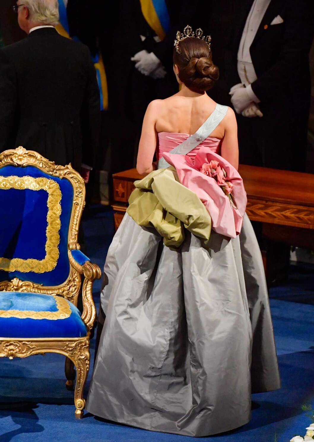 Klänningen bakifrån på kronprinsessan Victoria år 2019. Klänningen bakifrån på kronprinsessan Victoria år 2019.
