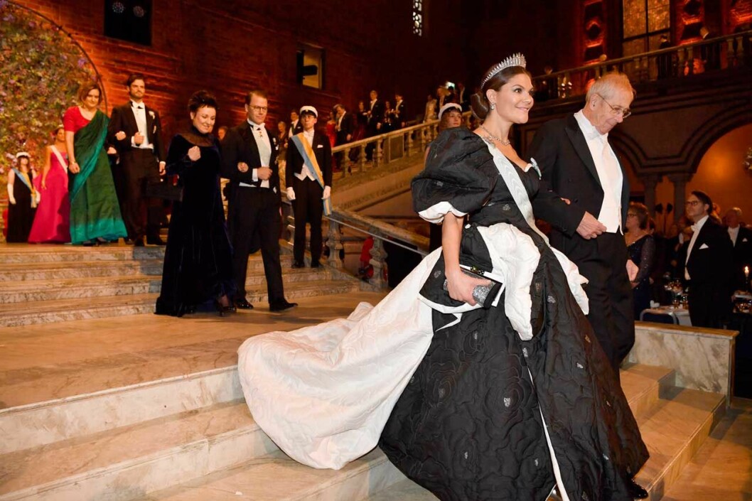 Victoria i 2019 års Nobelklänning, skapad av Selam Fessahaye. Kronprinsessan Victoria i 2019 års Nobelklänning, Victoria i 2019 års Nobelklänning, skapad av Selam Fessahaye..