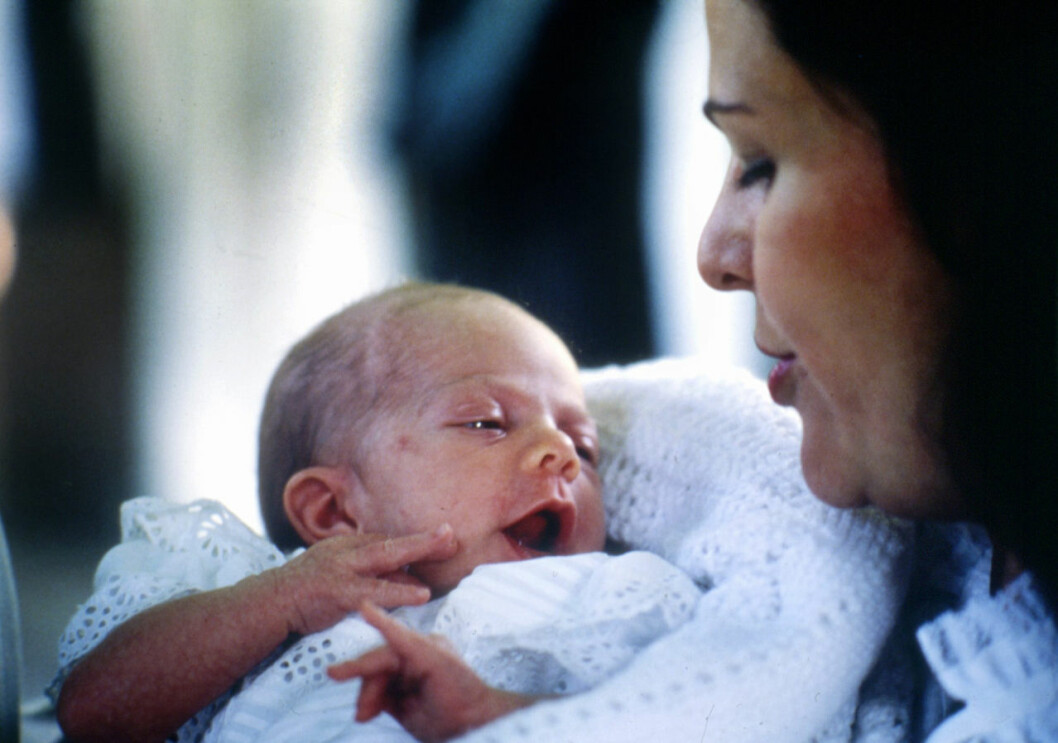 Första pressbilden på kronprinsessan Victoria, trygg i mamma drottningens famn. Victoriadagen 2020 – Kronprinsessan Victoria nyfödd 1977