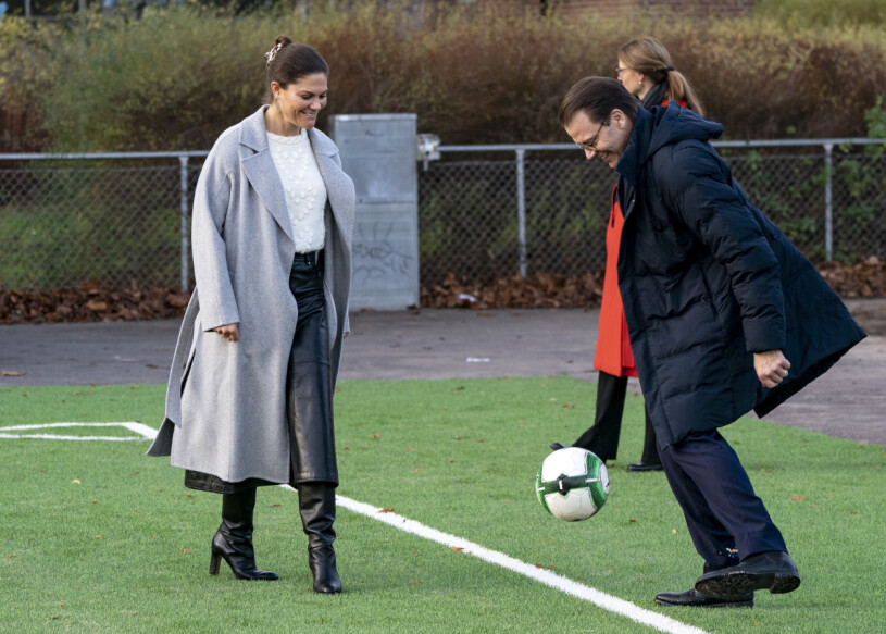 Victoria och Daniel på en fotbollsplan i Malmö – Victoria i en vit kabelstickad tröja och skinnkjol