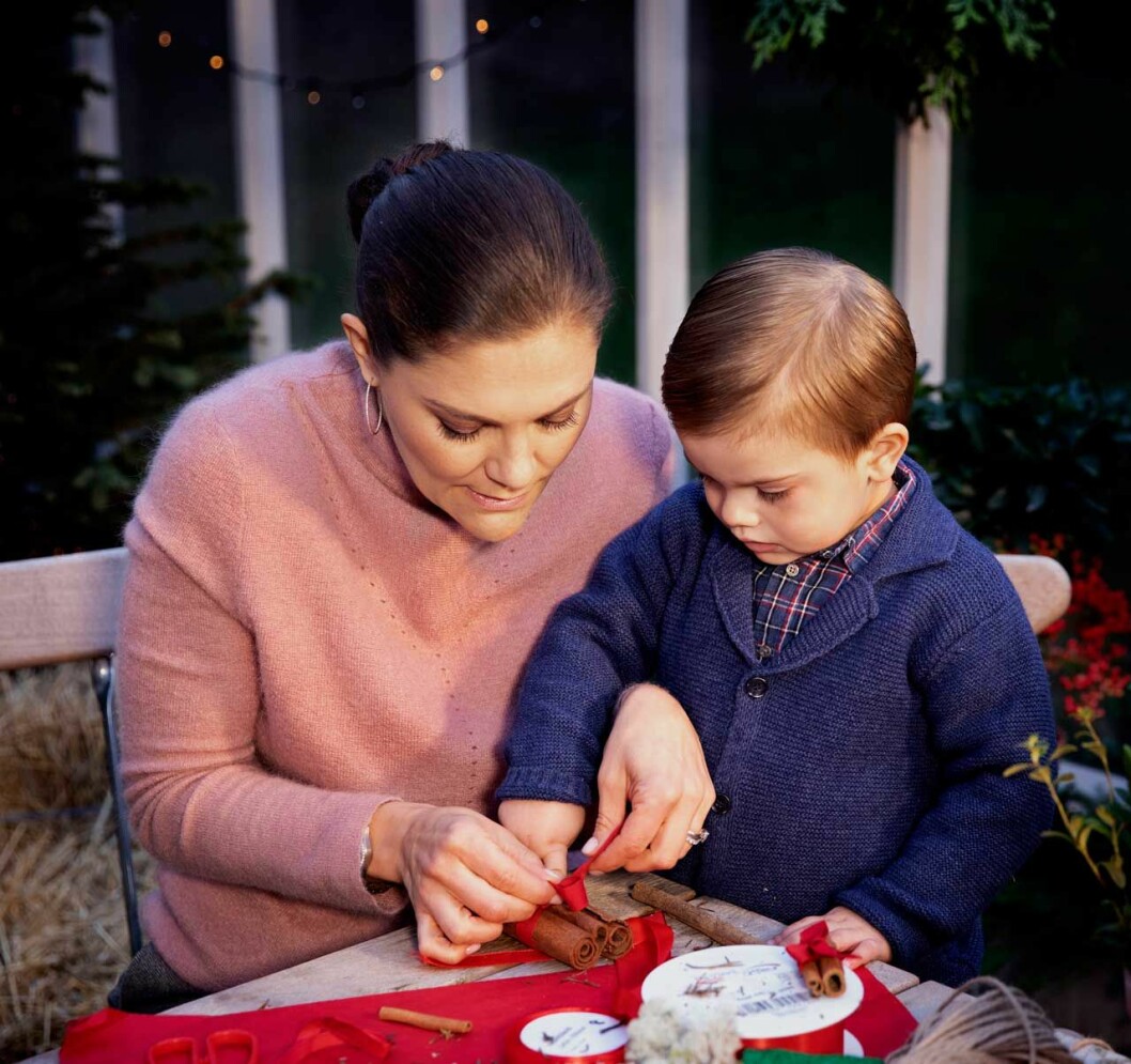 Kronprinsessan Victoria och prins Oscar pysslar på Haga slott. Kronprinsessan Victoria och prins Oscar pysslar på Haga slott.