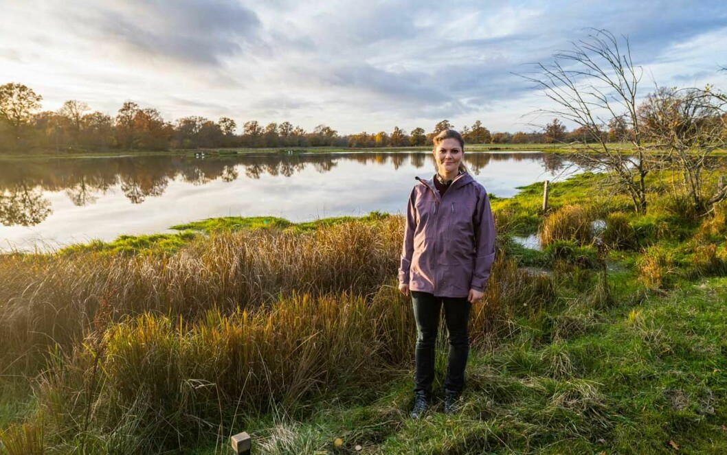 Kronprinsessan Victoria vid en sjö under landskapsvandringen i Östergötland.