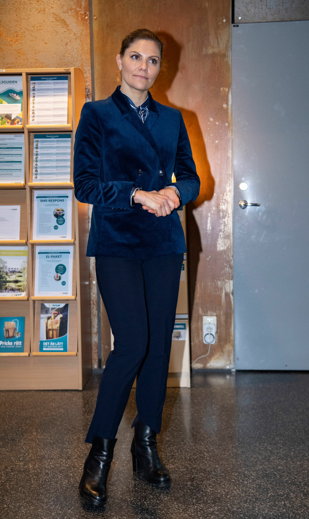 Under besöket i Helsingborg bar Victoria kavaj från Dagmar, blus från Gant och skor från Acne Studios. Kronprinsessan Victoria i blå kavaj