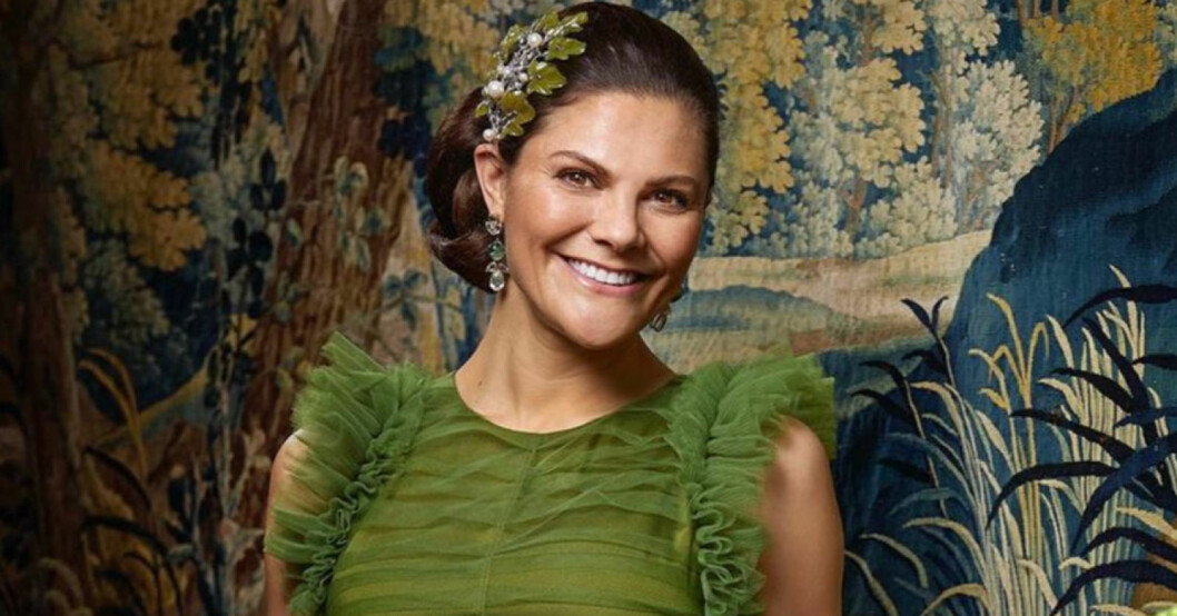 Victoria dök upp på nya bilder för QX i en exklusiv H&M-klänning. victoria