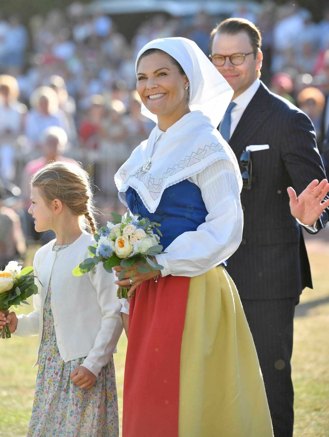 Förra året firade Victoria i sin Ölandsdräkt. Men ikväll får den hänga kvar i garderoben. Kronprinsessan Victoria i sin Ölandsdräkt från Räpplinge socken. Räpplingedräkten.