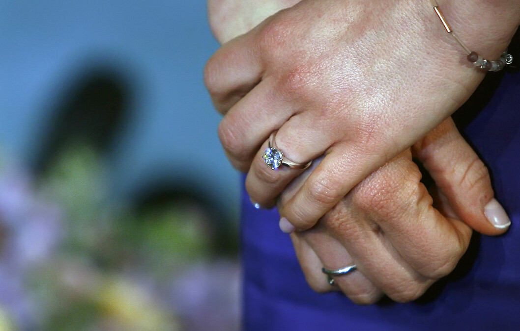 Ringen blänkte på Victorias finger. Ringen blänkte på Victorias finger.
