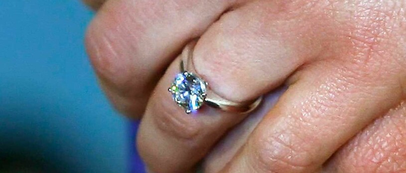 Det var den här förlovningsringen som Daniel trädde på kronprinsessan Victorias finger i februari 2009.