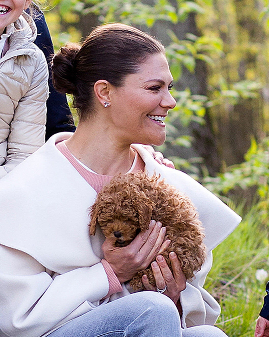 Victoria med familjens nya lyckospridare i famnen. Kronprinsessan Victoria med hunden Rio.