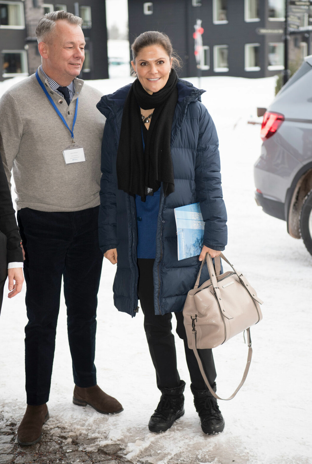 Victoria i blå dunjacka och svarta jeans.