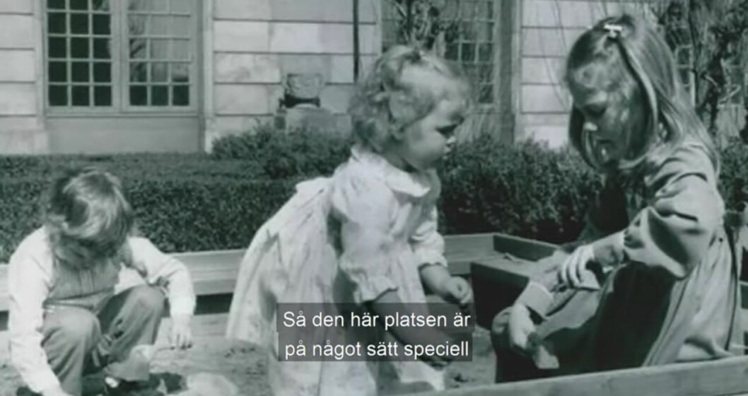 Den där sandlådan har en särskild plats i Victorias hjärta. Här med Madeleine och Carl Philip 1984. Victoria Madeleine och Carl Philip leker i sandlådan i Logården 1984.