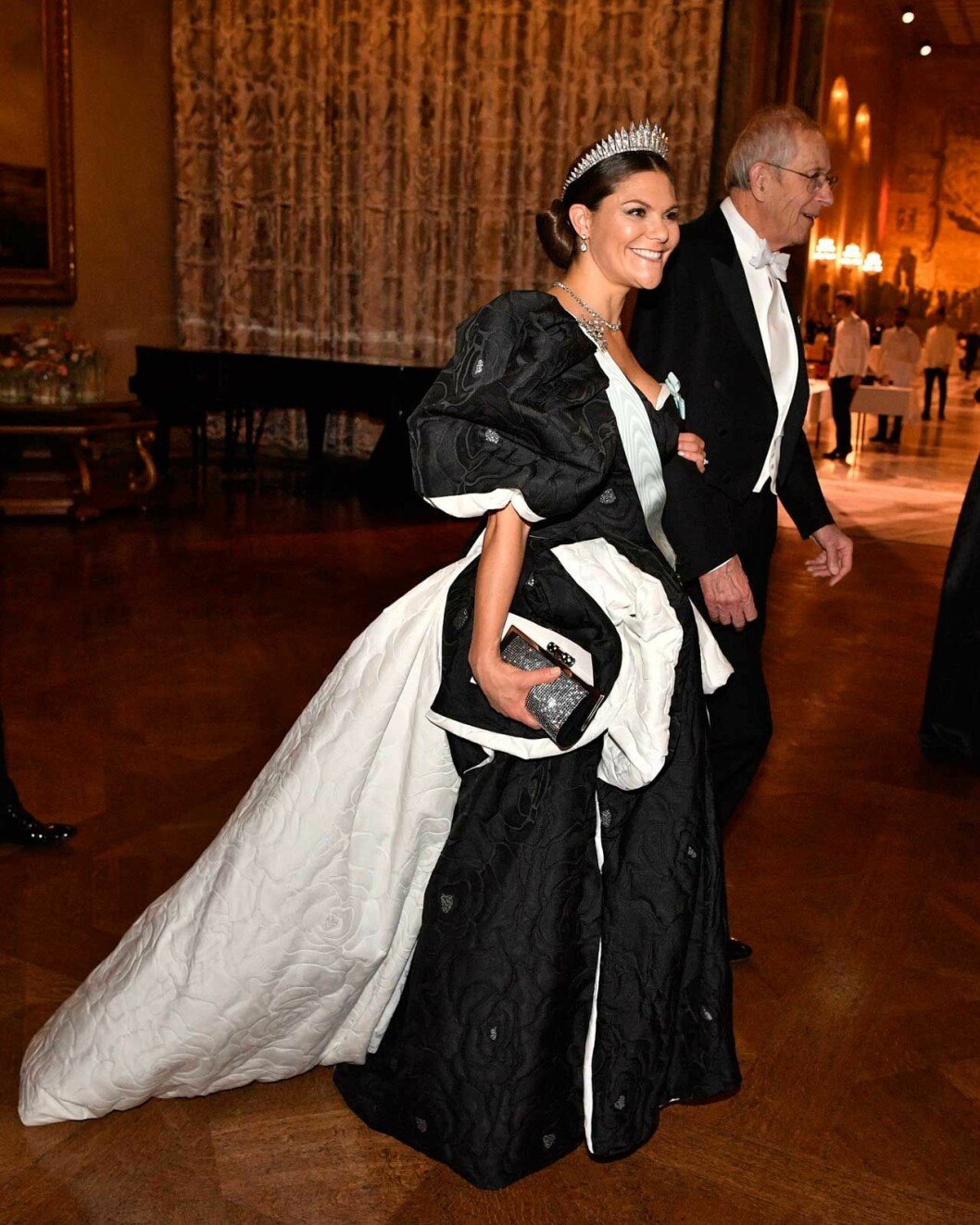 Stilpoäng till Victoria, alla fashionistor gjorde tummen upp! Kronprinsessan Victoria under Nobelbanketten 2019.