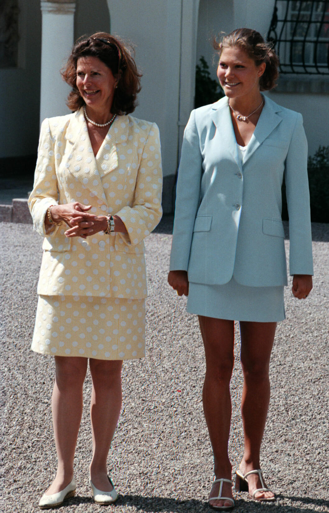Drottning Silvia och kronprinsessan Victoria under födelsedagsfirandet på Solliden, 1998. Drottning Silvia och kronprinsessan Victoria under födelsedagsfirandet på Solliden