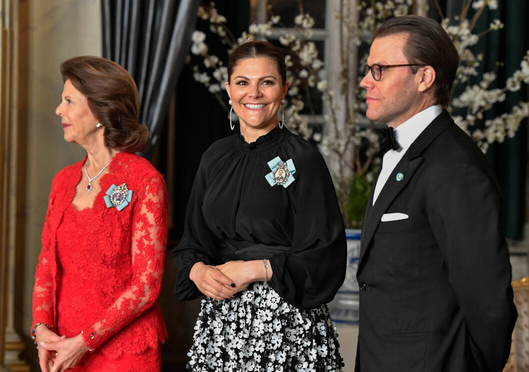 Drottningen och Daniel får stanna hemma. Drottning Silvia, kronprinsessan Victoria och prins Daniel.