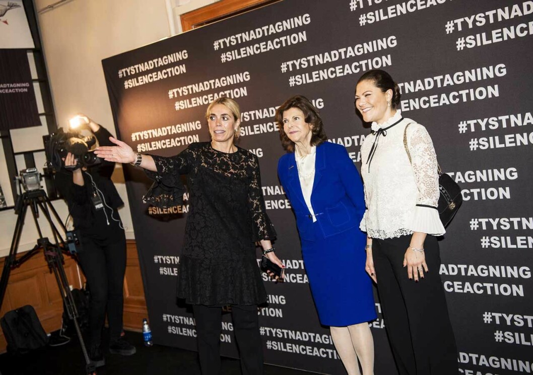 MeToo-aktionen på Södra Teatern. Drottningen och kronprinsessan bröt ny kunglig mark. Drottning Silvia och kronprinsessan Victoria bröt ny kunglig mark när de närvarade vid MeToo-aktionen #TystnadTagning på Södra Teatern.