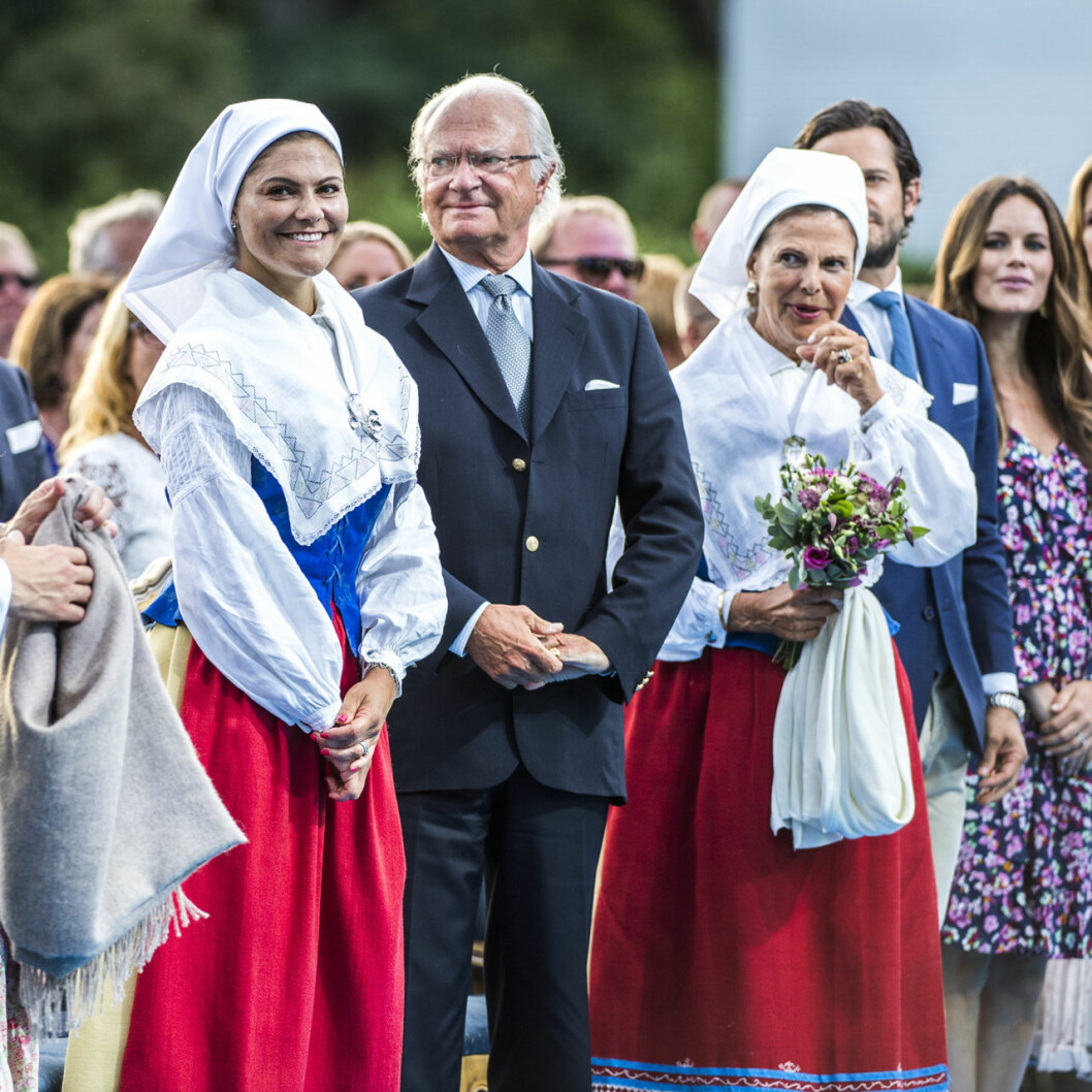 Kronprinsessan Victoria och drottning Silvia i sina Ölandsdräkter ett tidigare år. Victoria och drottning Silvia i Ölandsdräkt