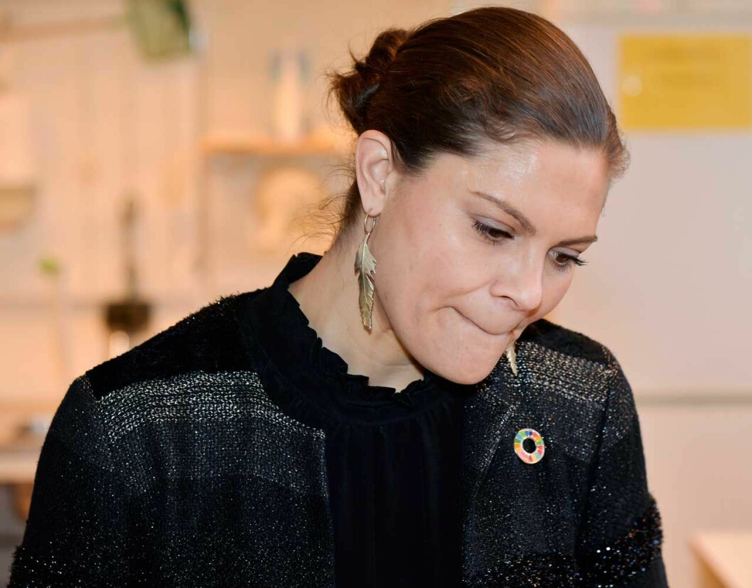 Kronprinsessan Victoria med fjäder-örhängen.