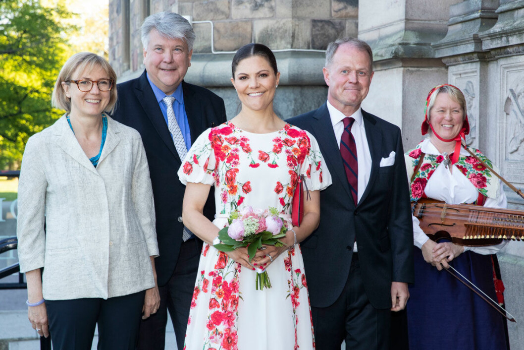 Här ser vi kronprinsessan Victoria med Nordiska museets styrelseman Sanne Houby-Nielsen, Skansenchefen John Brattmyhr och vänföreningens ordförande Niclas Forsman.
