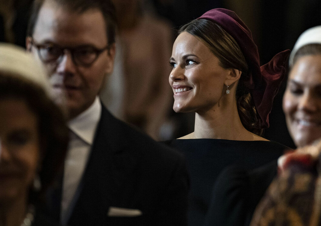 Prinsessan Sofia gasar på jobbet. Prinsessan Sofia med hårprydnad i vinröd sammet.
