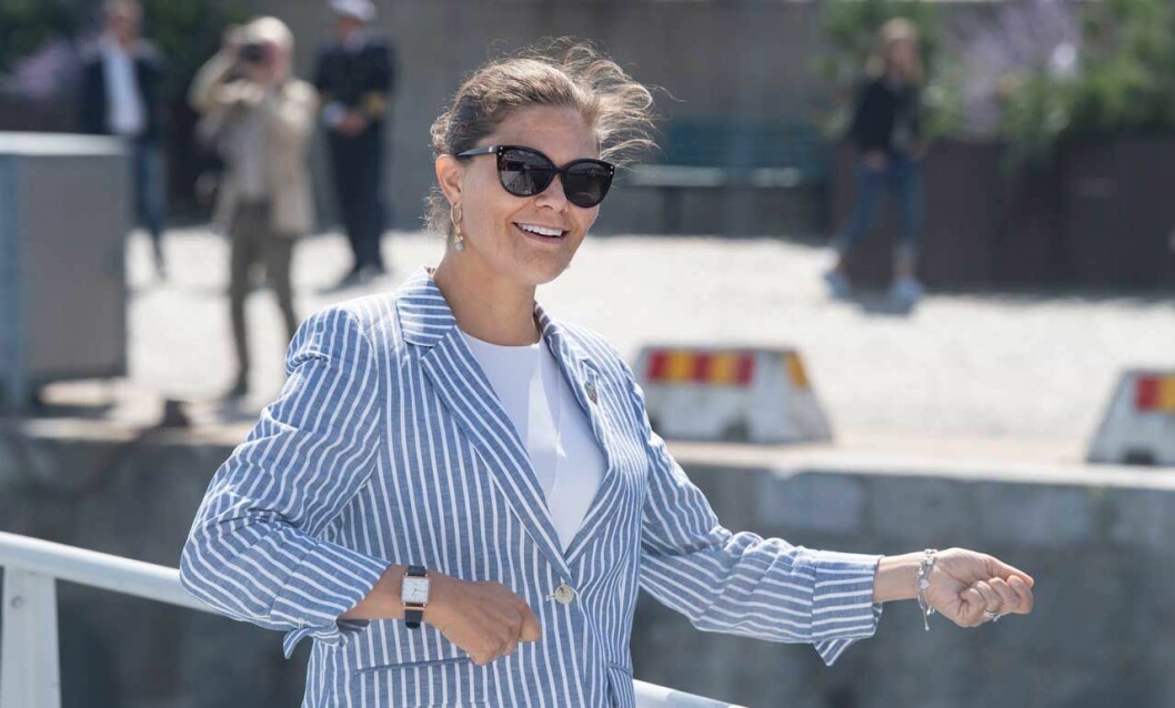 Kronprinsessan Victoria i solglasögon från Michael Kors. Kronprinsessan Victoria i solglasögon från Michael Kors.