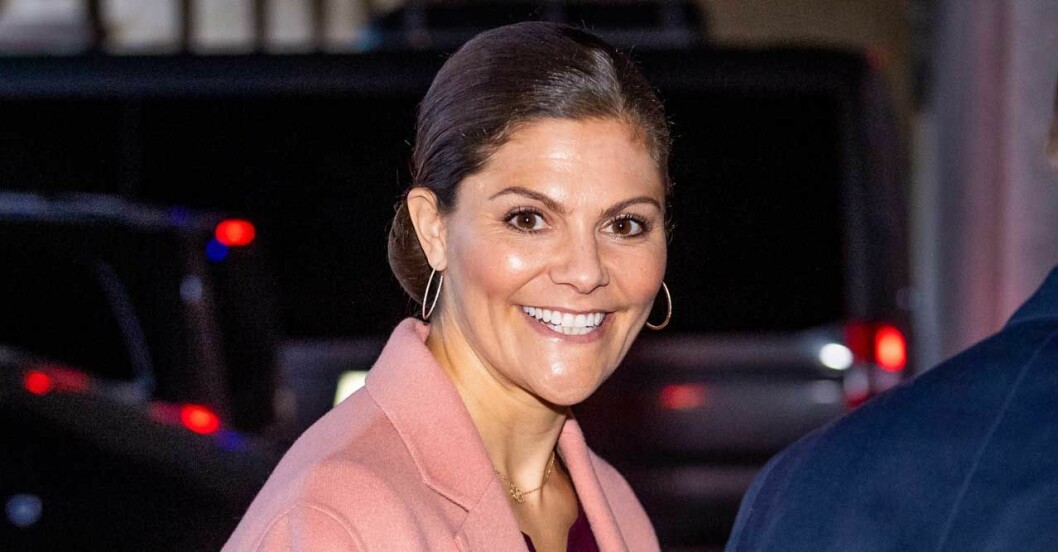Kronprinsessan Victoria lyste upp novembermörkret med sin aprikosrosa kappa och sitt härliga leende.