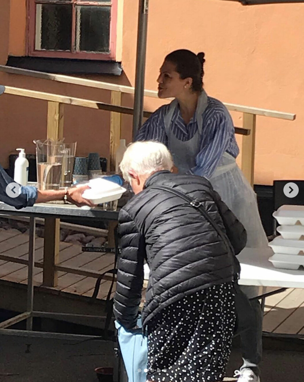 Kronprinsessan Victoria är beskyddare av Stadsmissionen och så här såg det ut tidigare i dag, när hon delade ut matlådor på Södermalm i Stockholm. Kronprinsessan Victoria delar ut matlådor hos Stadsmissionen.