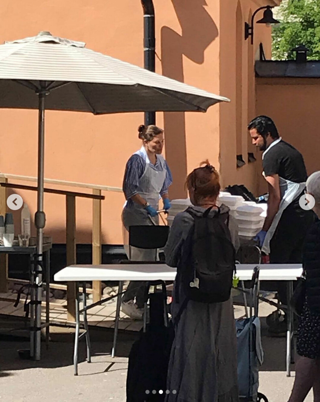 Som volontär gör Victoria allt från att dela upp maten i lådorna till att koka och servera kaffe. Kronprinsessan Victoria delar ut matlådor hos Stadsmissionen.