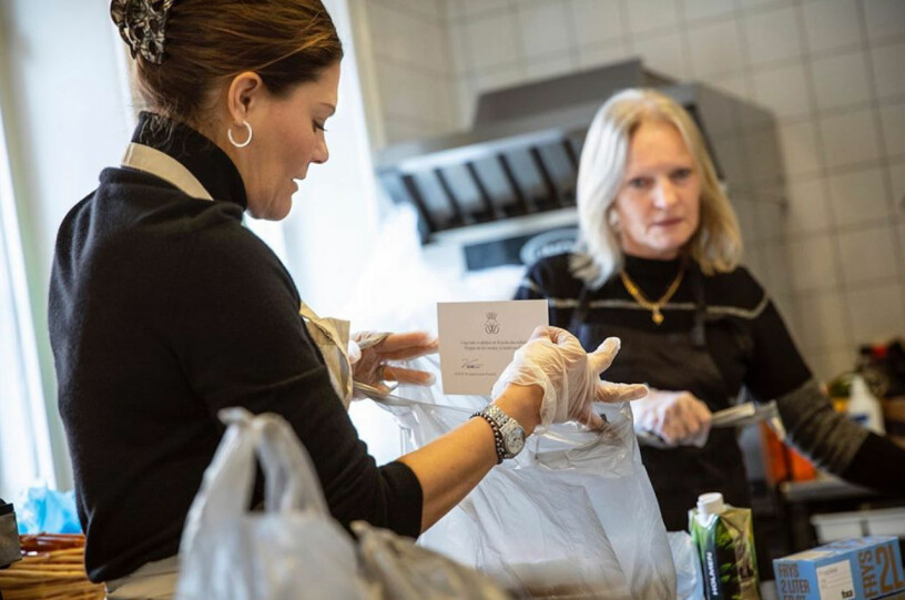 Så här såg det ut i våras när kronprinsessan packade matlådor hos Stadsmissionens träffpunkt St Paul. Mottagare var personer som lever i hemlöshet eller ekonomisk utsatthet. Kronprinsessan Victoria volontär hos Stockholms stadsmission St Paul