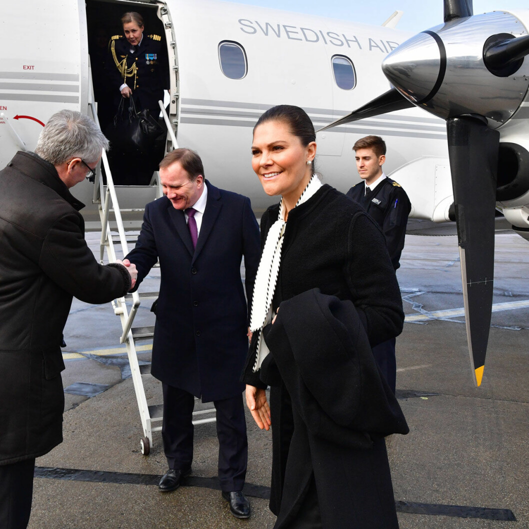 Kronprinsessan Victoria framför statsplanet.