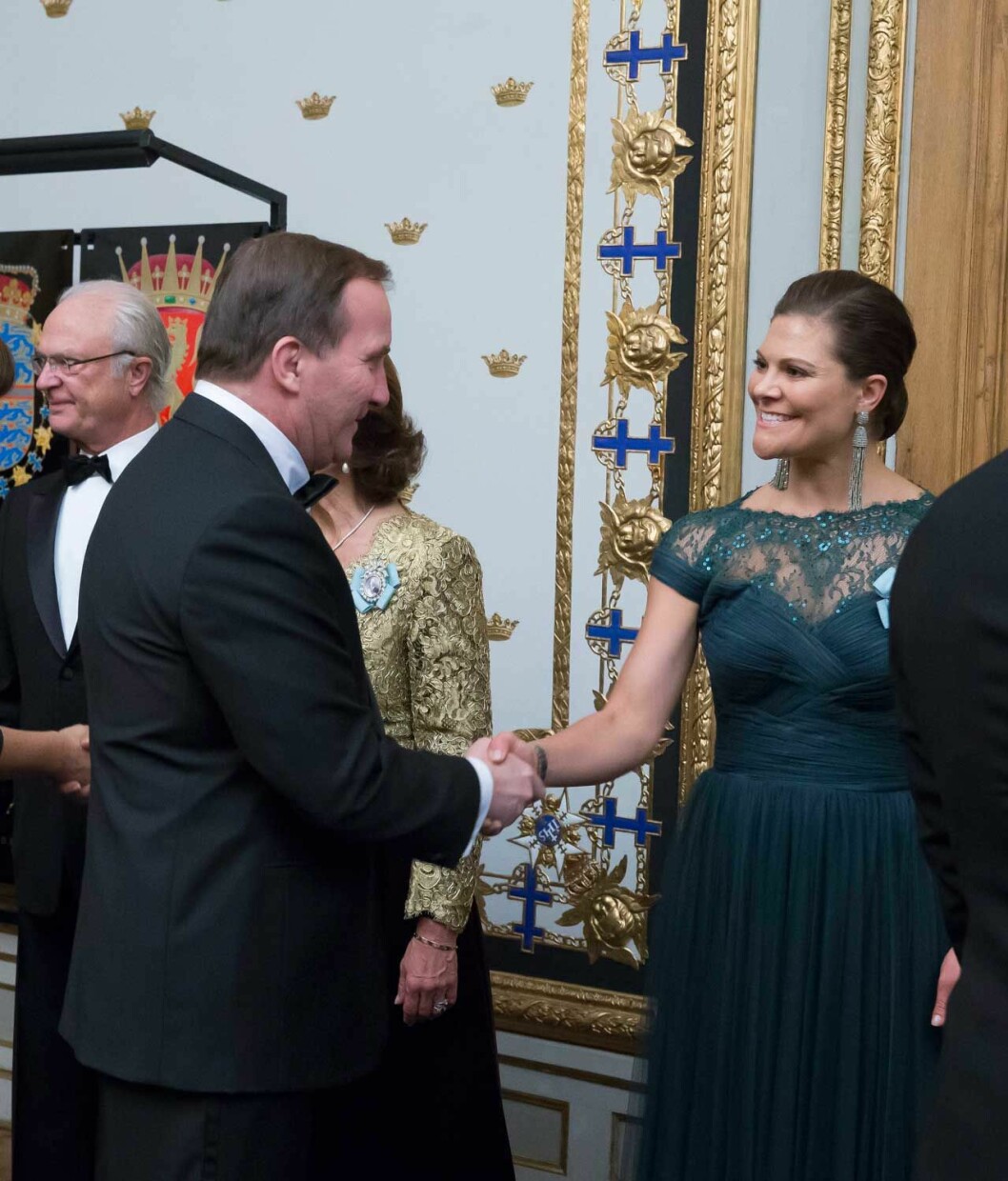 Kronprinsessan Victoria hälsar på statsminister Stefan Löfven vid riksdagssupén 2014. Kronprinsessan Victoria hälsar på statsminister Stefan Löfven vid riksdagssupén 2014.