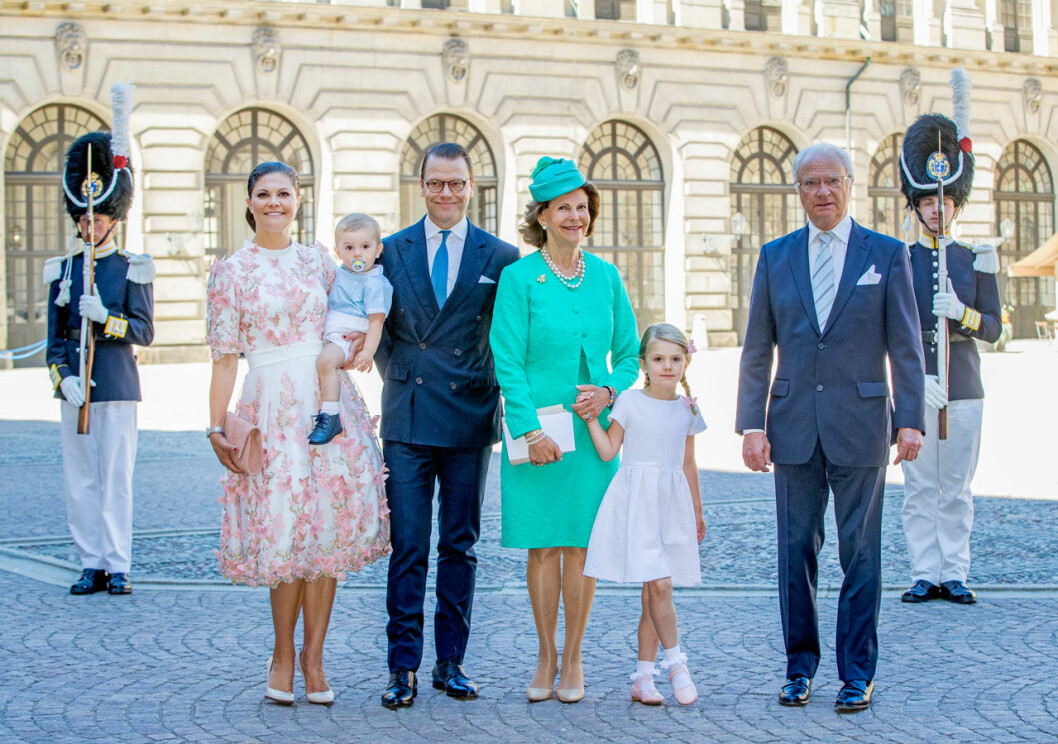 Victoria är 1.68 och drottning Silvia är 1.65, lika lång som Sofia. Kungen är 1.77. Victoria är 1.68 och drottning Silvia är 1.65, lika lång som Sofia. Kungen är 1.77.