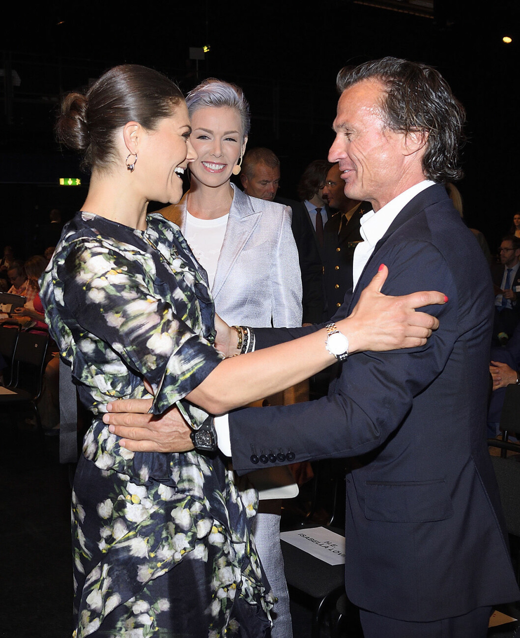 Victoria kramar om Petter Stordalen. Gunhild Stordalen syns i bakgrunden. Victoria, Petter Stordalen, Gunhild Stordalen