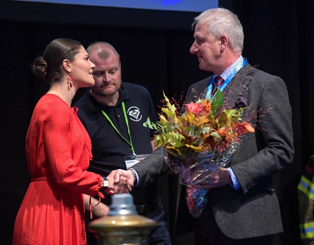Kronprinsessan med Svante Borg från Storstockholms brandförsvar. Kronprinsessan delar ut priset Guldbrandposten - en brandpost i guld - till Svante Borg från Storstockholms brandförsvar.