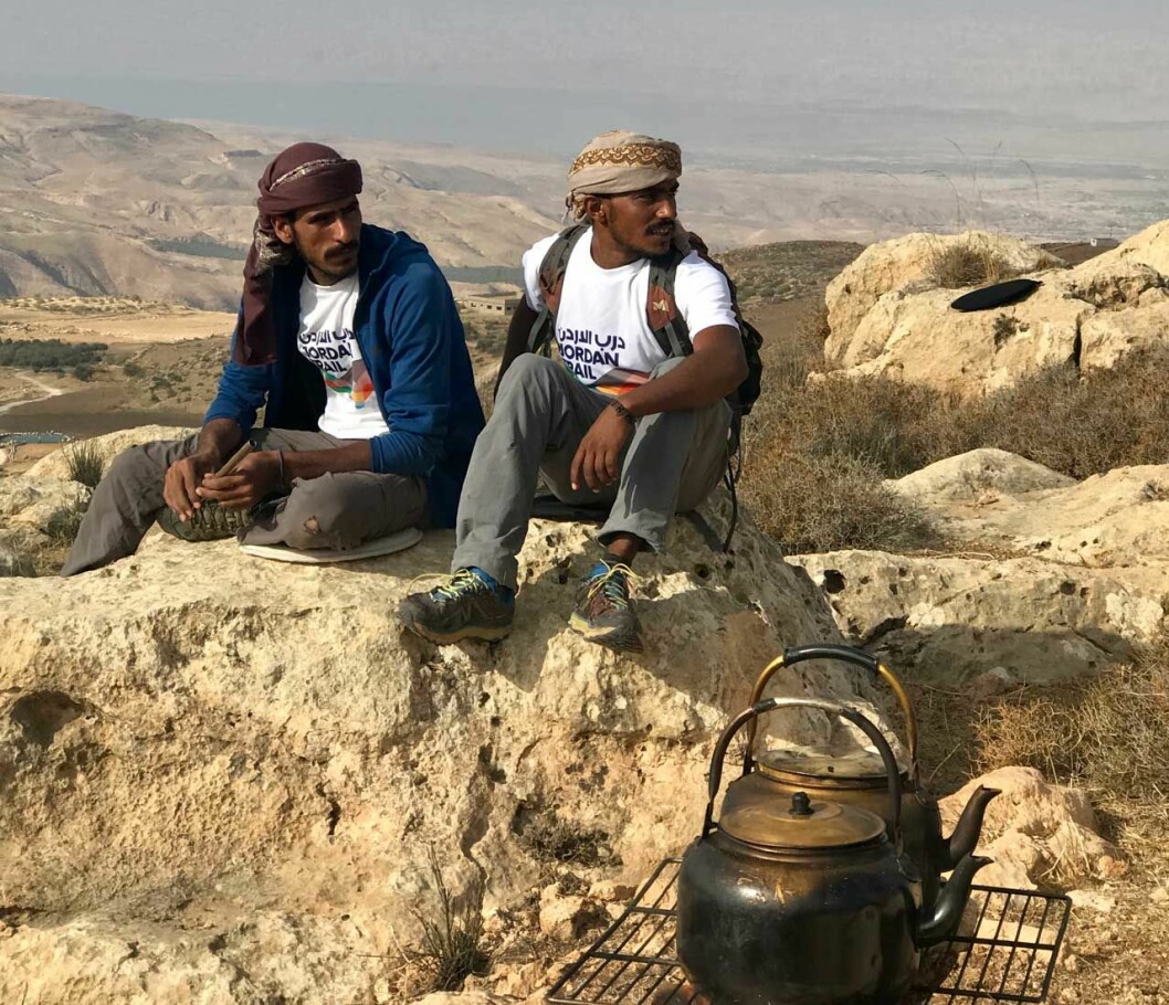 Plötsligt var det framdukat till te uppe på bergshyllan under kronprinsessparets vandring på Jordan Trail.
