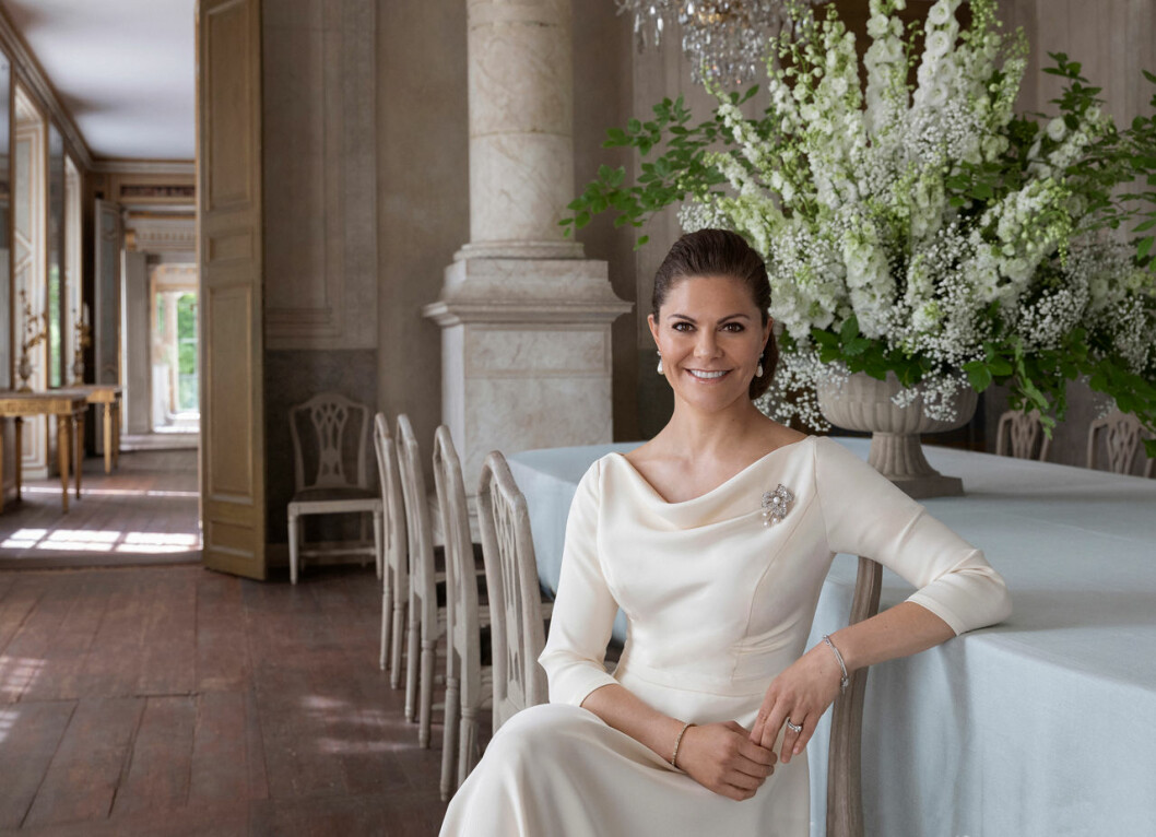 Kronprinsessan Victoria i vit klänning.