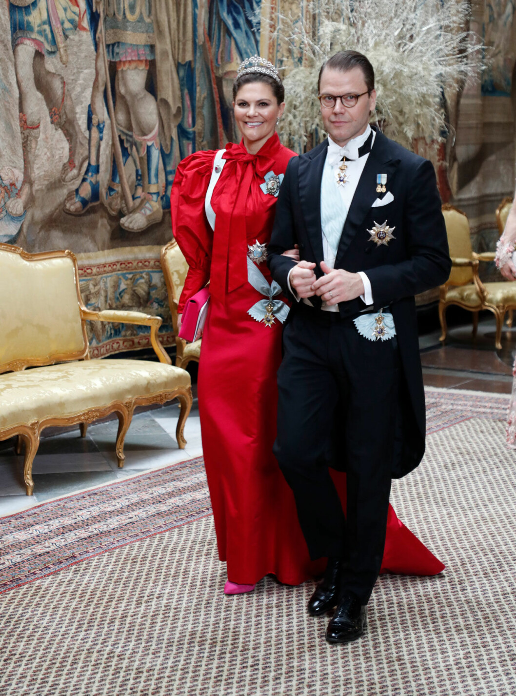 Kronprinsessan Victoria i rött under kungens Nobelmiddag 2019. Kronprinsessan Victoria i rött under kungens Nobelmiddag 2019.
