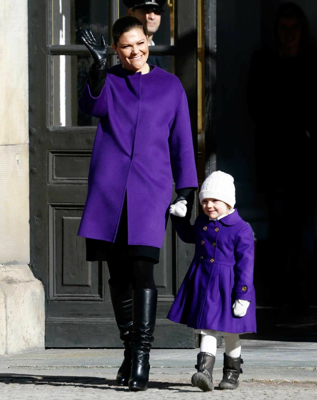 Kronprinsessan Victoria i kappa och höga stövlar. Kronprinsessan Victoria i kappa och höga stövlar.