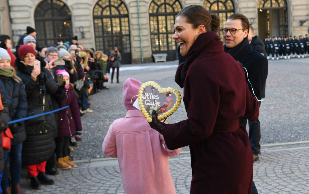 Hon hyllas alltid stort och officiellt, till och med på sin namnsdag. Kronprinsessan Victoria på borggården under sitt namnsdagsfirande 2019.