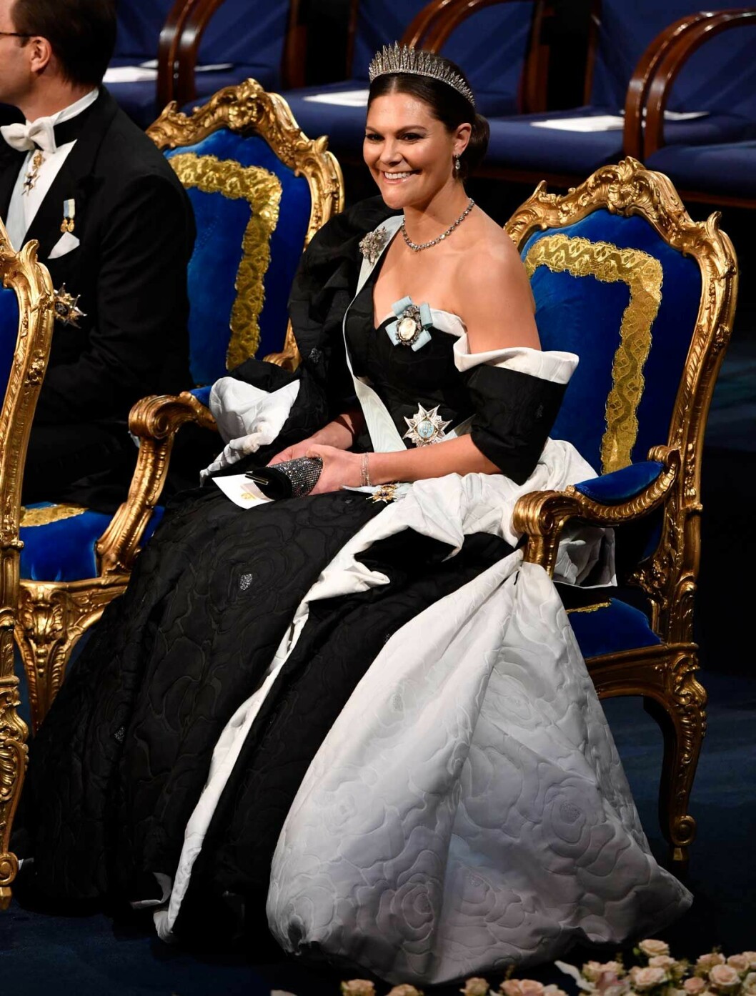 Kronprinsessan Victorias klänning under Nobel 2019. Kronprinsessan Victorias klänning under Nobel 2019.