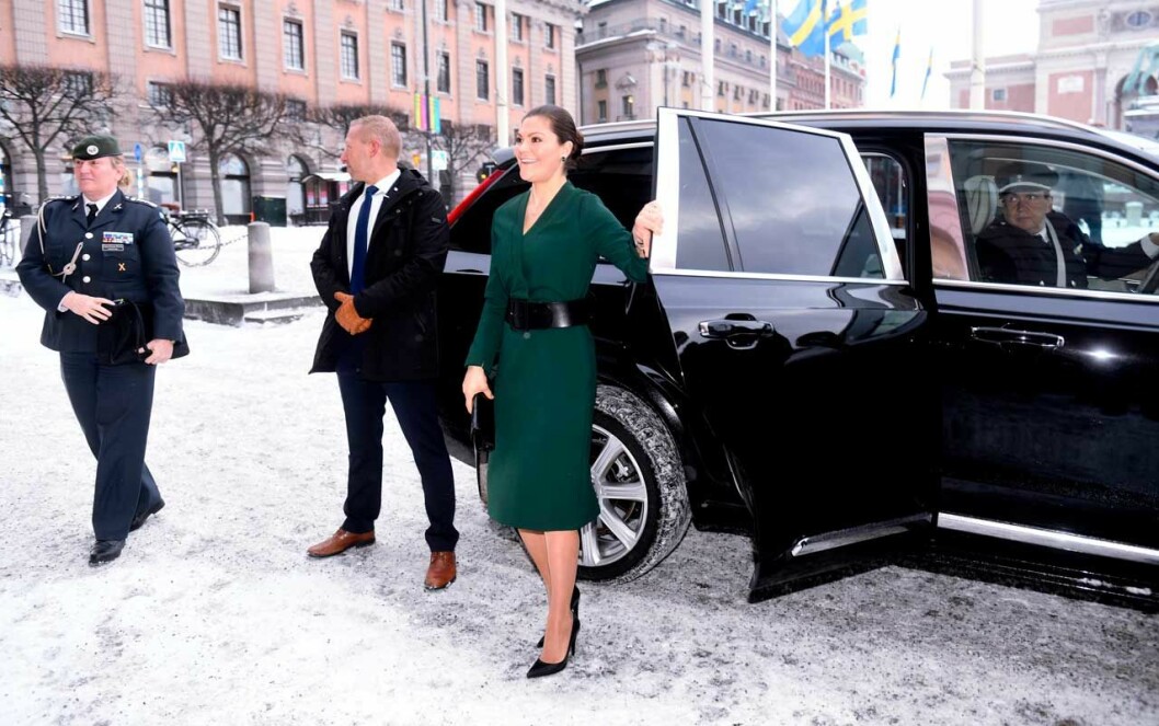 Kronprinsessan i en mörkgrön klänning.