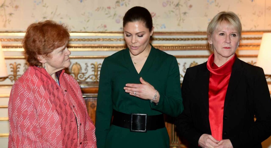 Kronprinsessan tillsammans med förintelsehistorikern Deborah Lipstadt och utrikesministern Margot Wallström. Deborah Lipstadt, förintelsehistoriker och författare, kronprinsessan Victoria och utrikesminister Margot Wallström