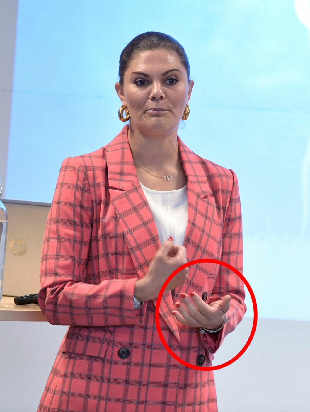 Nej, inga ringar i dag heller. Kronprinsessan Victoria utan ring under besöket i Gävle