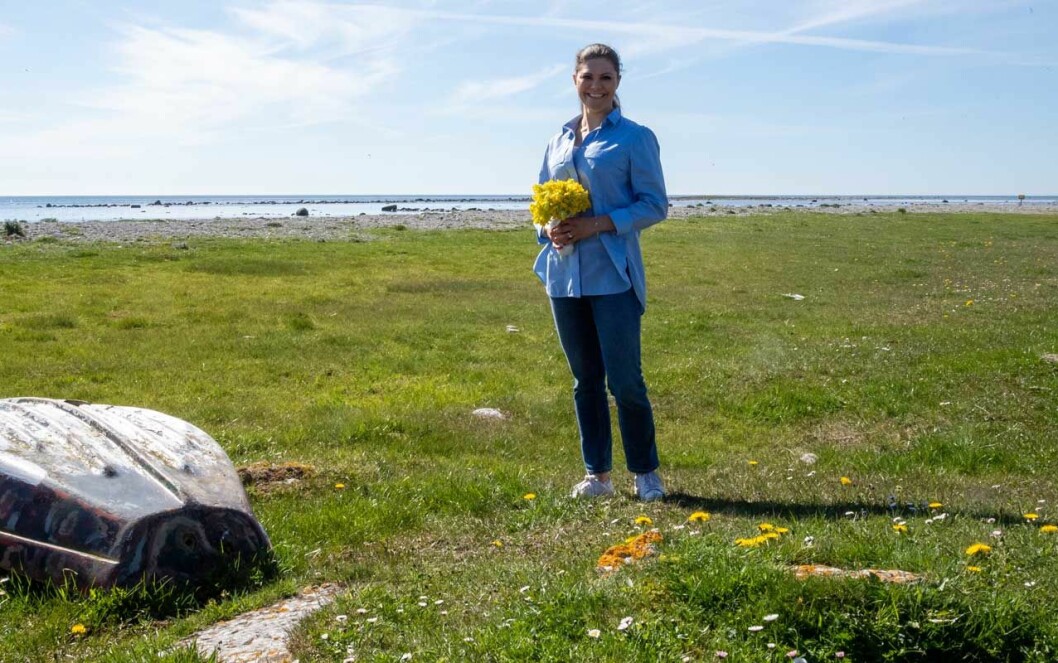 Kronprinsessan Victoria med gullvivor, hon står på en strandäng under landskapsvandringen på södra Öland.