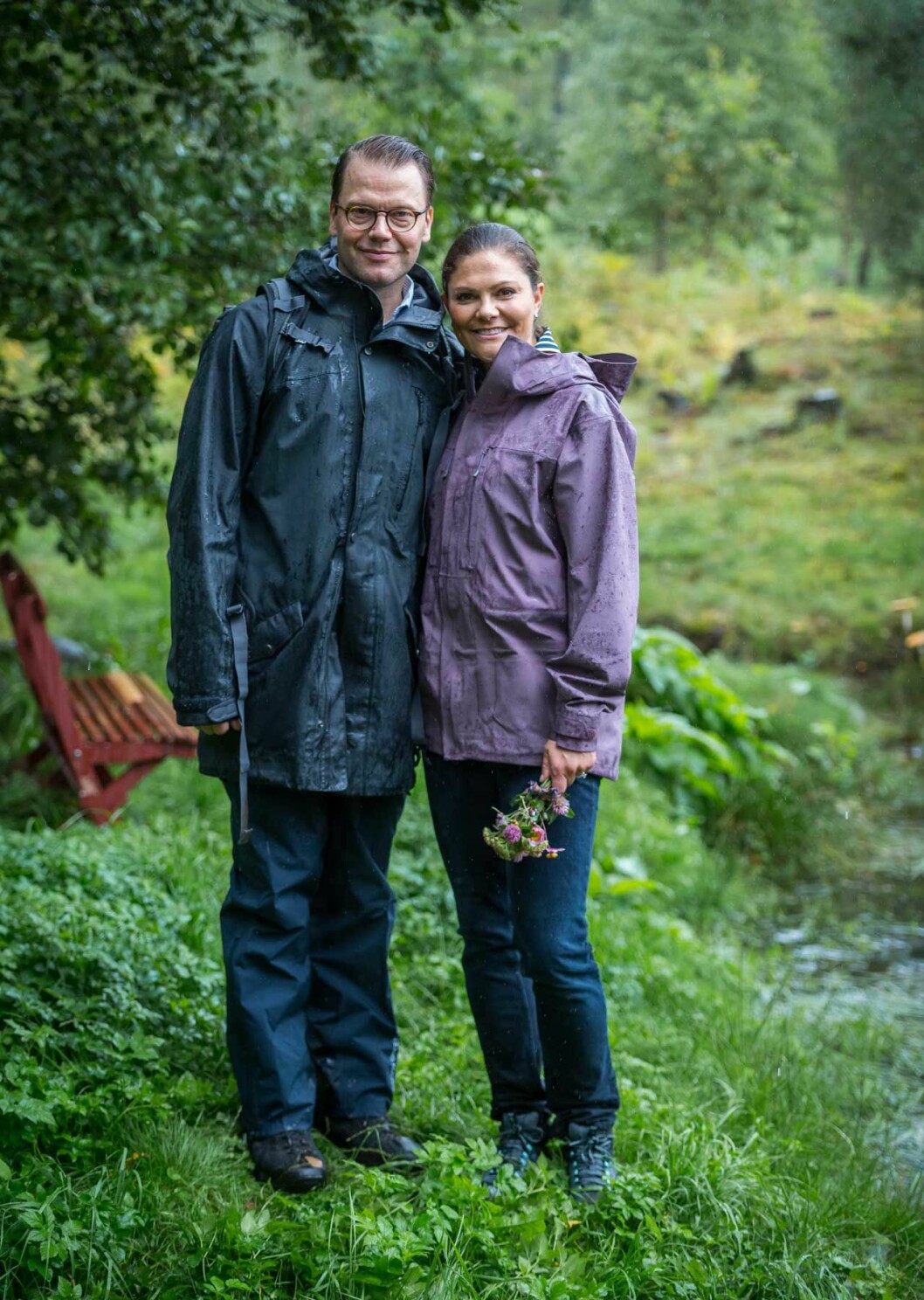 Kronprinsessan Victoria och prins Daniel i regnkläder under landskapsvandringen i Victorias hertigdöme Västergötland.