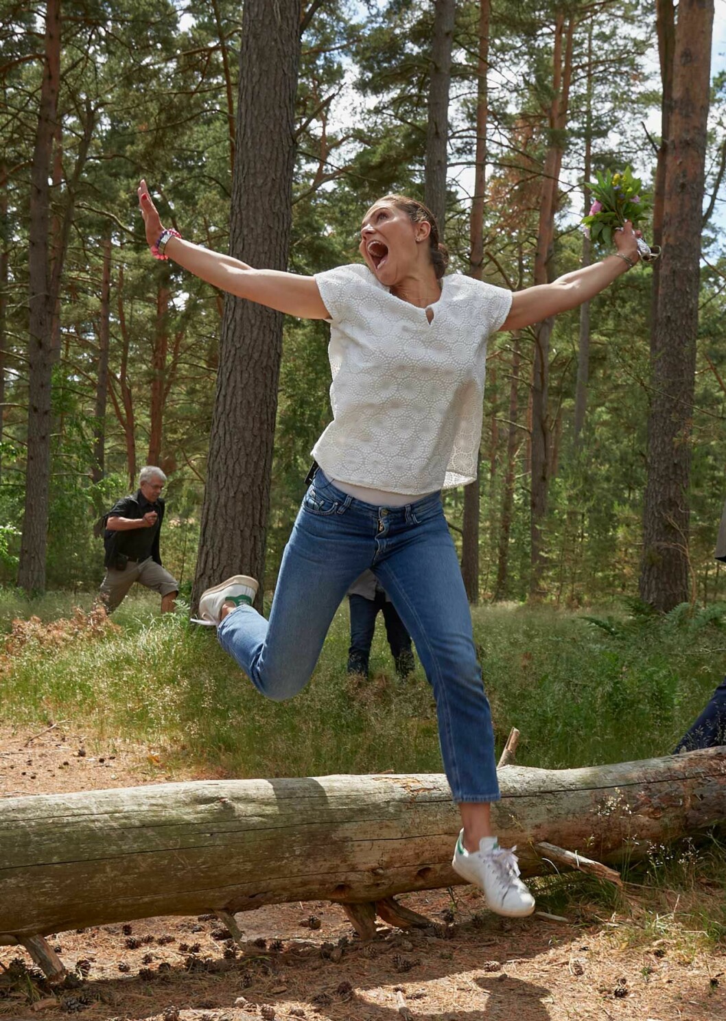 Kronprinsessan Victoria tar ett glädjeskutt under sin vandring i Skåne våren 2018.