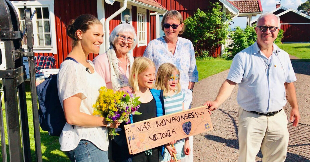 Kronprinsessan spred så mycket glädje – och möttes av så mycket värme. Landshövding Per Bill assisterade med den fina skylten. Gävles landshövding Per Bill med kronprinsessan Victoria.