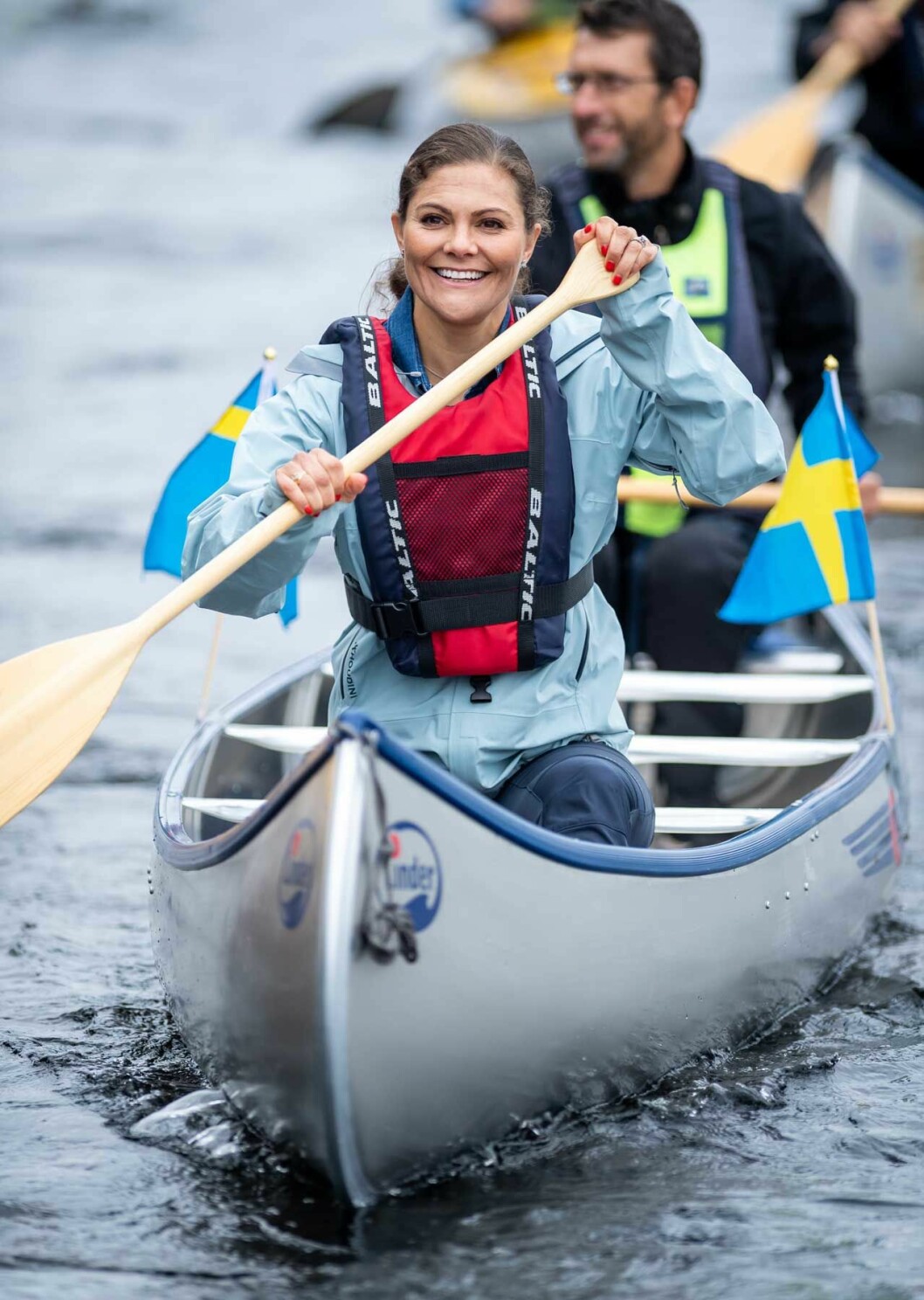 Kronprinsessan Victoria paddlar kajak på Dalslands kanal i Dalsland.
